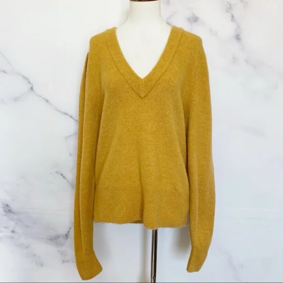 SOLD Madewell Westgate V-Neck Sweater in Coziest Yarn - Picture 4 of 14